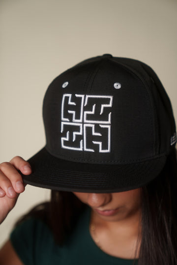BLACK & WHITE EDGE LOGO HAT
