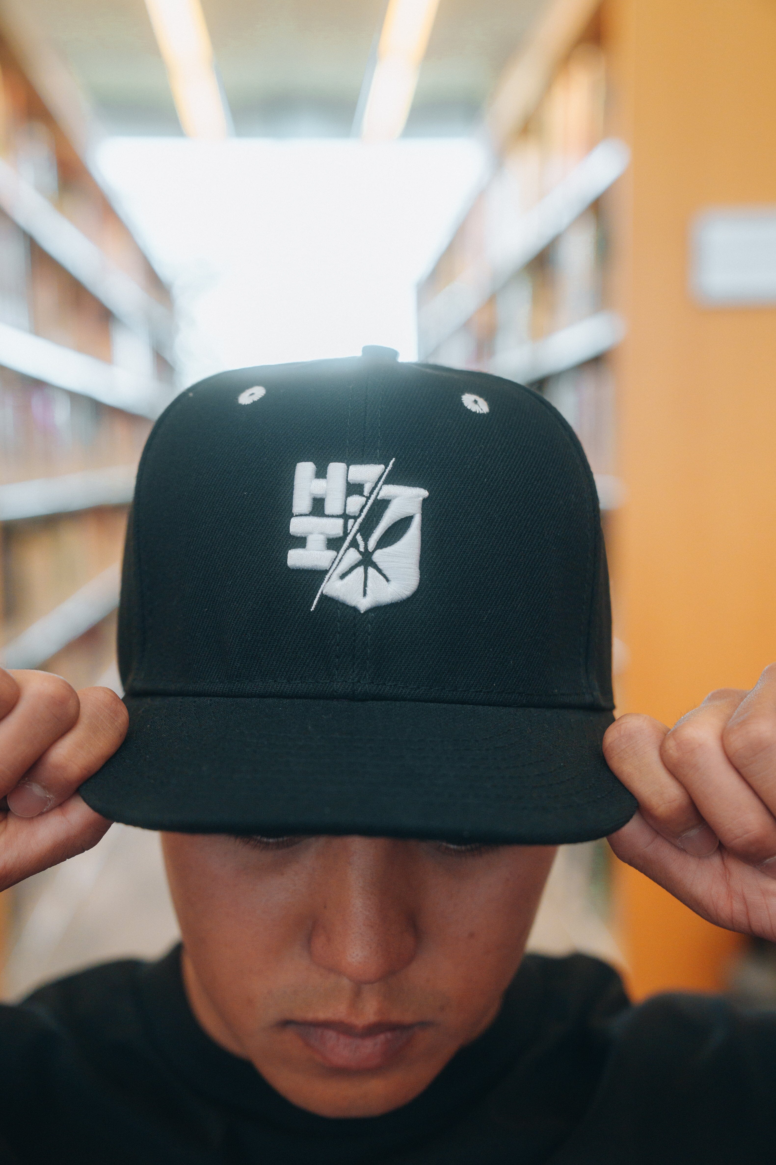 BW SPLIT LOGO HAT