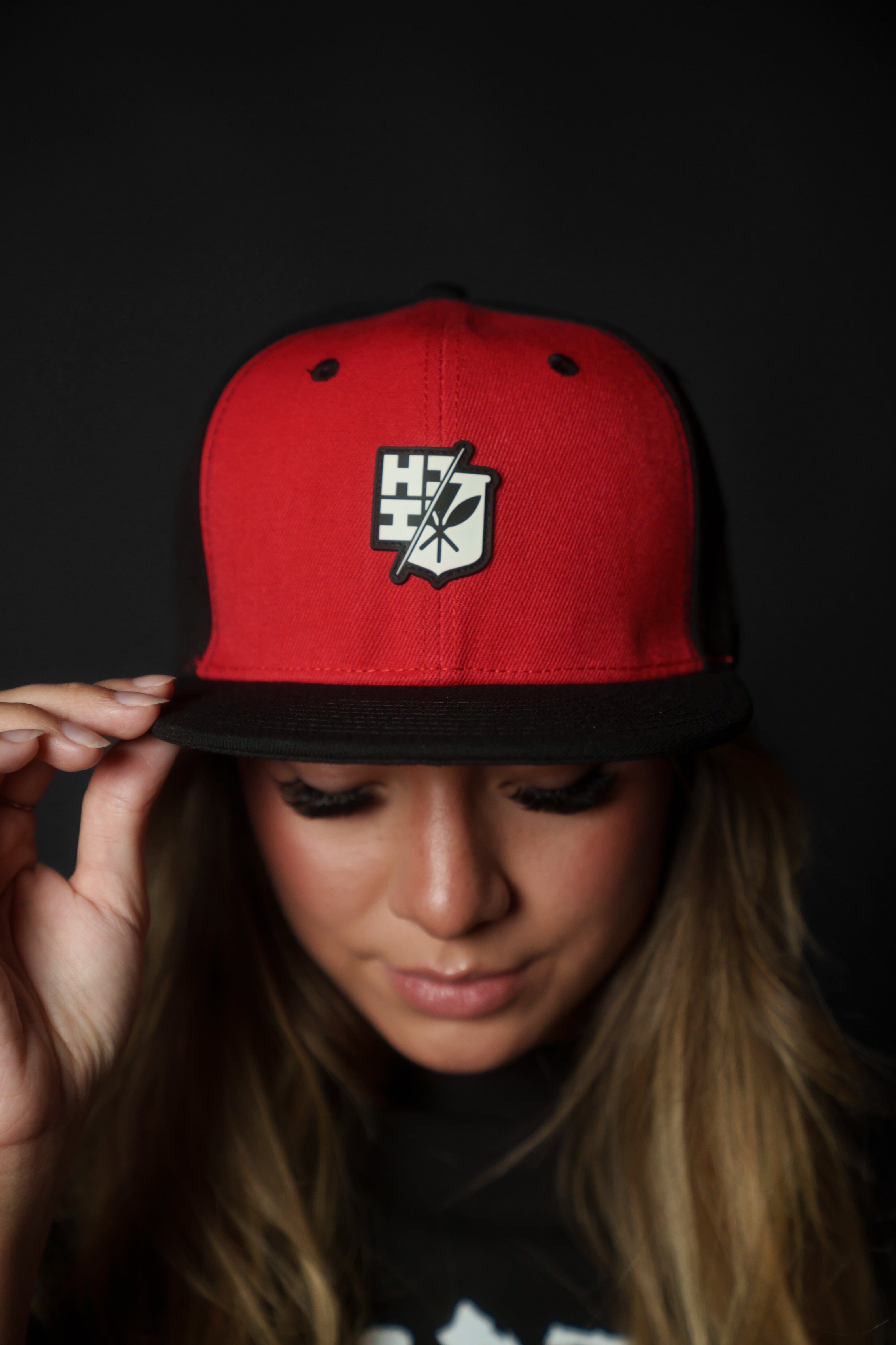 RED & BLACK SPLIT LOGO HAT