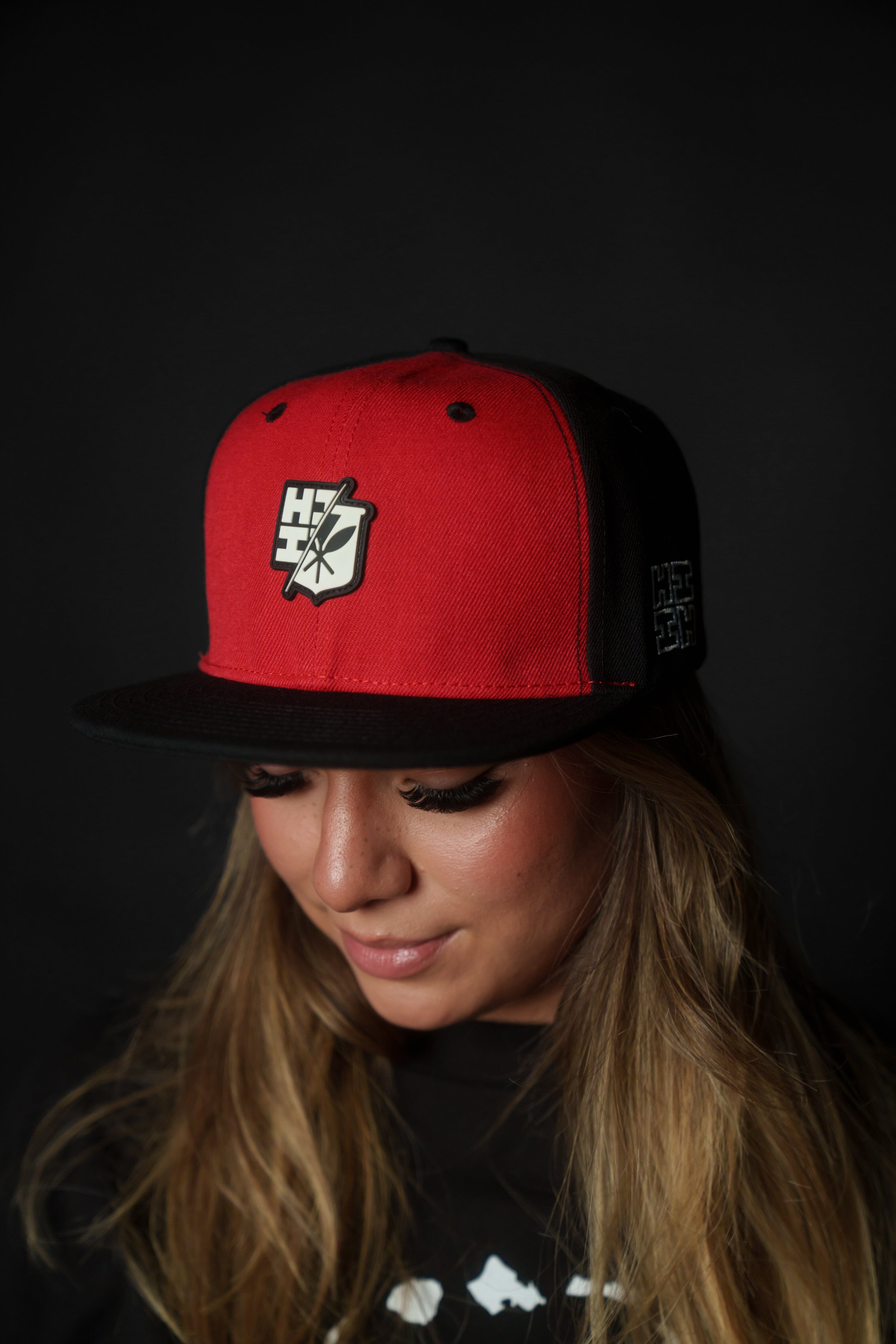 RED & BLACK SPLIT LOGO HAT