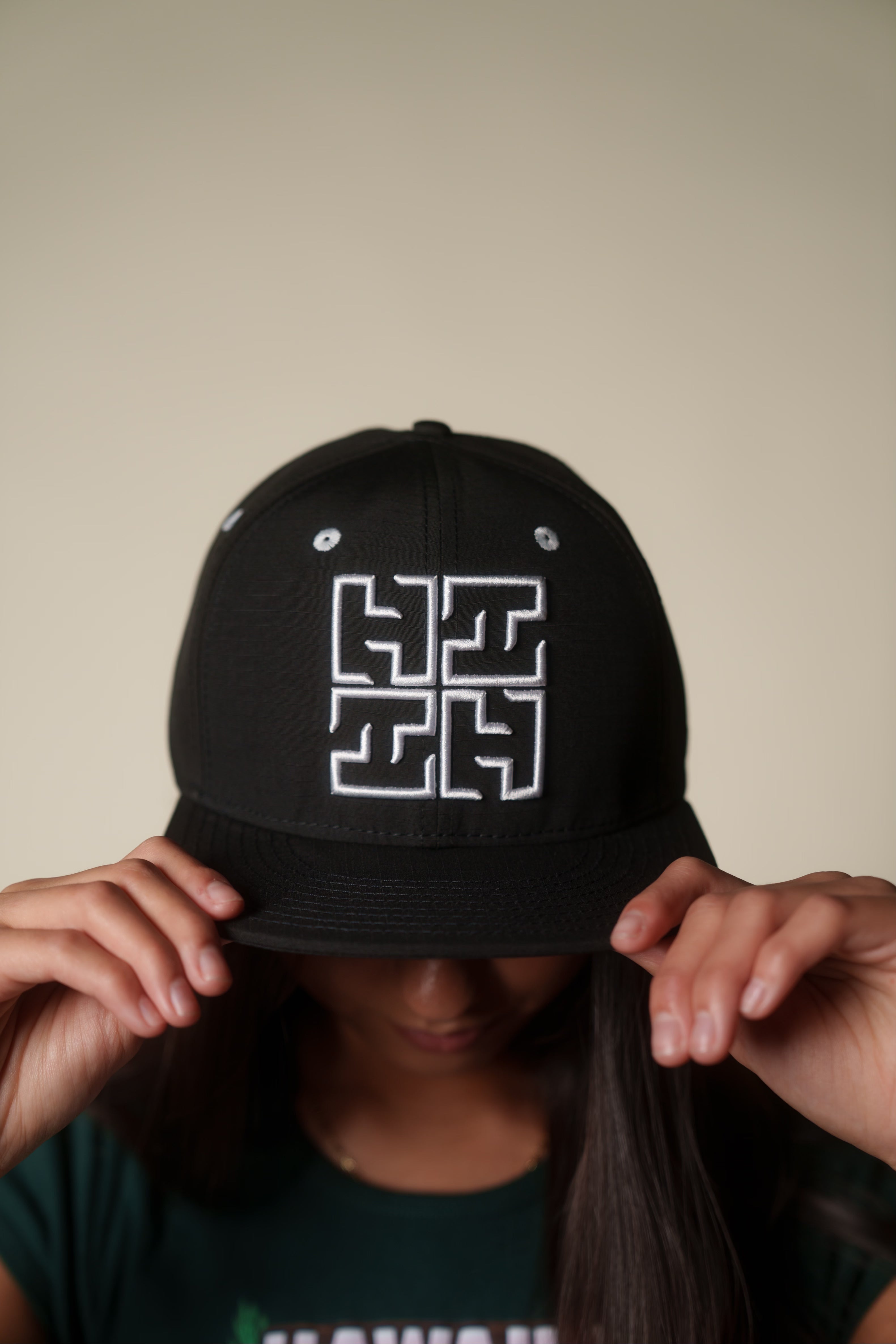 BLACK & WHITE EDGE LOGO HAT