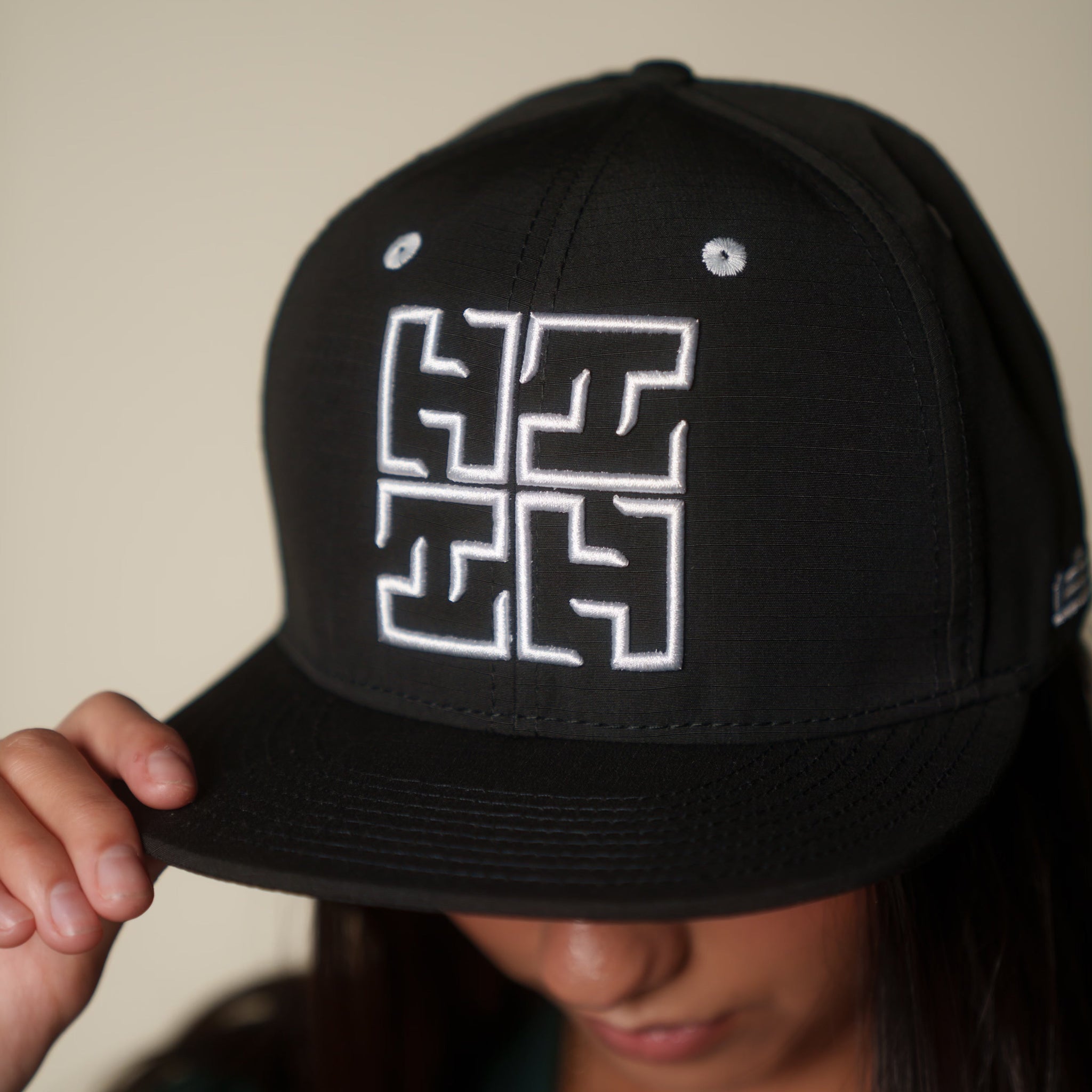 BLACK & WHITE EDGE LOGO HAT