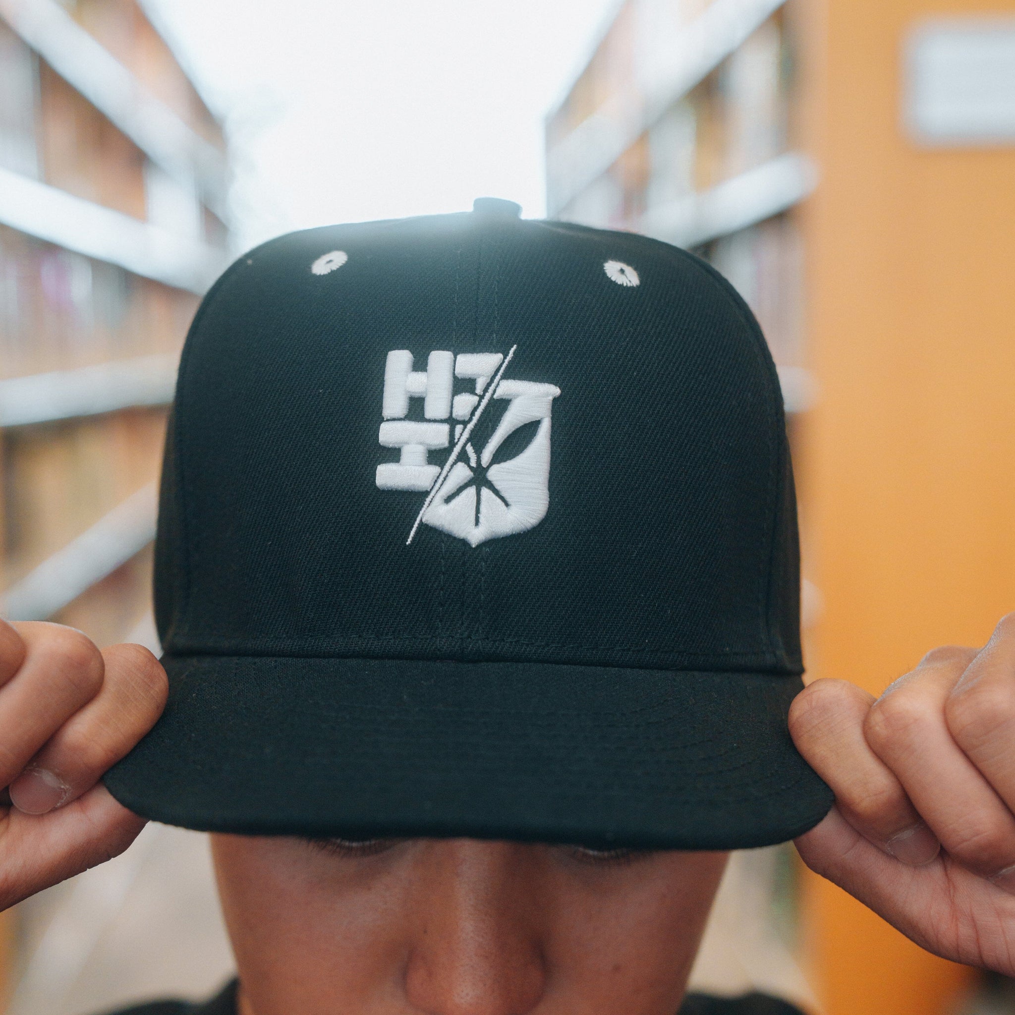 BW SPLIT LOGO HAT