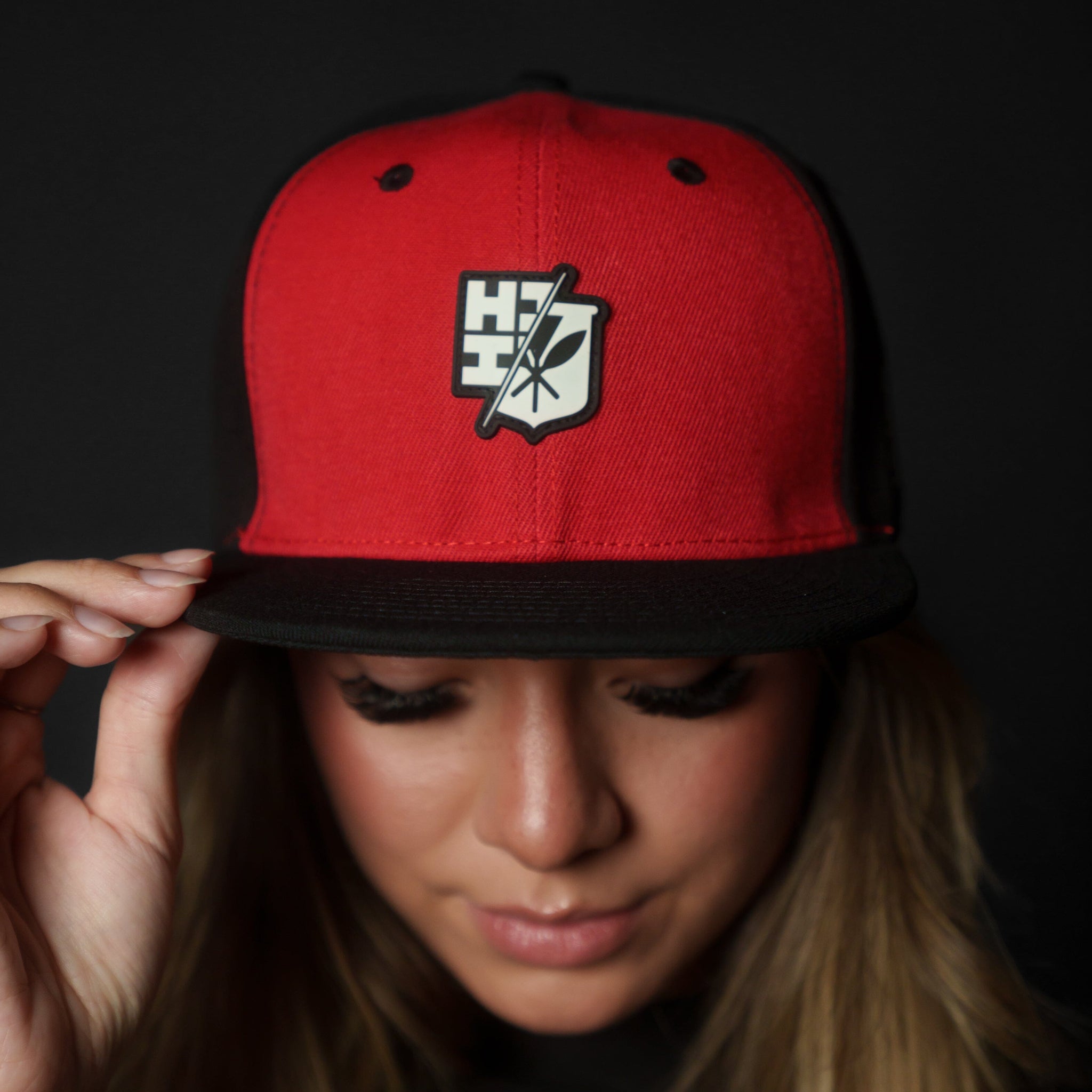 RED & BLACK SPLIT LOGO HAT